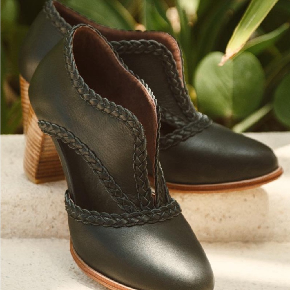 ELF Spirit Walker Booties size 11 Black